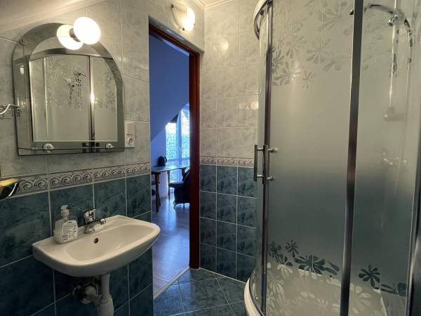 Łazienka w pokoju 3os.