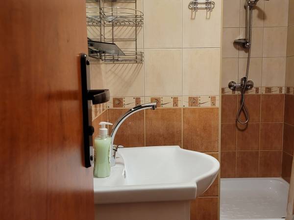 Łazienka w pokoju 4os.