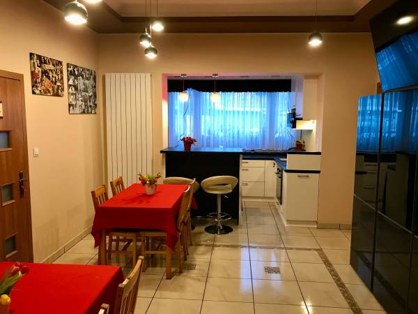 kuchnia i jadalnia na dole (pokoje Tenia, Magdalena, Mikołaj i Franciszek)