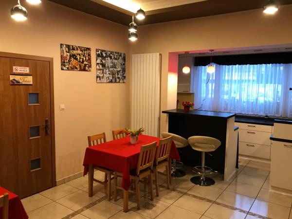 kuchnia i jadalnia na dole (pokoje Tenia, Magdalena, Mikołaj i Franciszek)