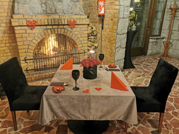 romantyczna kolacja przy kominku 