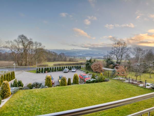 Widok na panoramę górską z obiektu