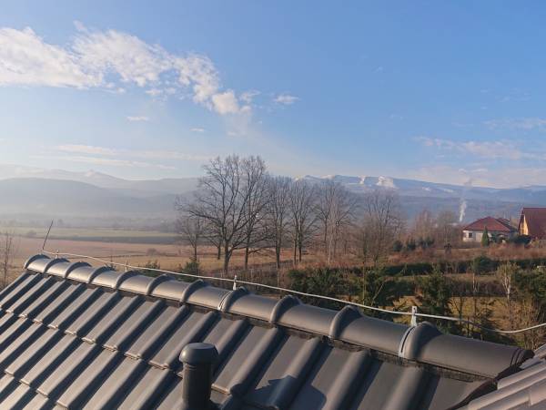 Widok na panoramę górską z obiektu