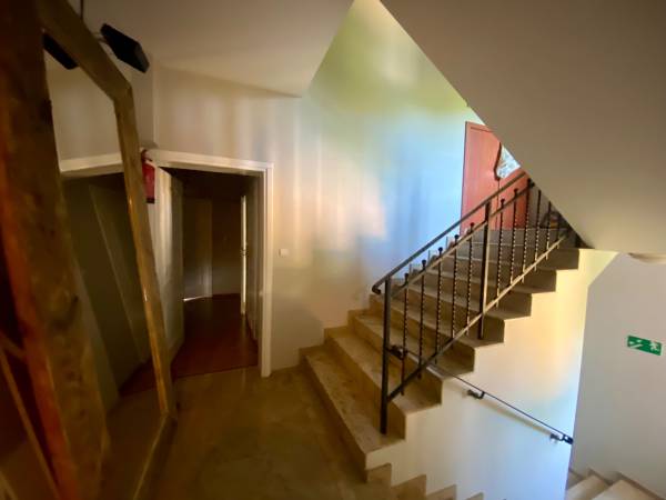 Szeroka klatka schodowa