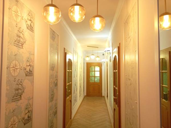 Apartament niebieski i brązowy - korytarz