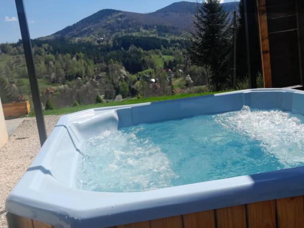 Nad Koroną z Jacuzzi domki i pokoje