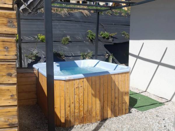 Nad Koroną z Jacuzzi domki i pokoje