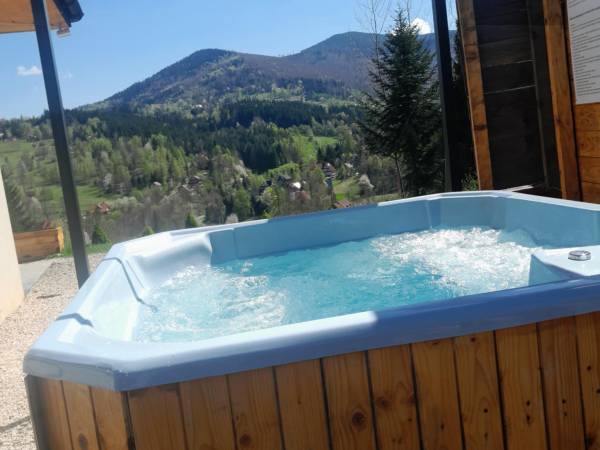 Nad Koroną z Jacuzzi domki i pokoje