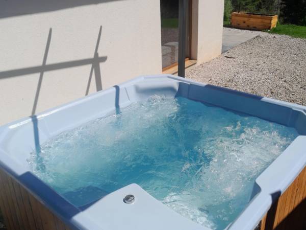Nad Koroną z Jacuzzi domki i pokoje