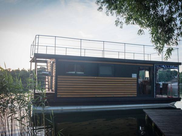 HOUSEBOAT STANDARD