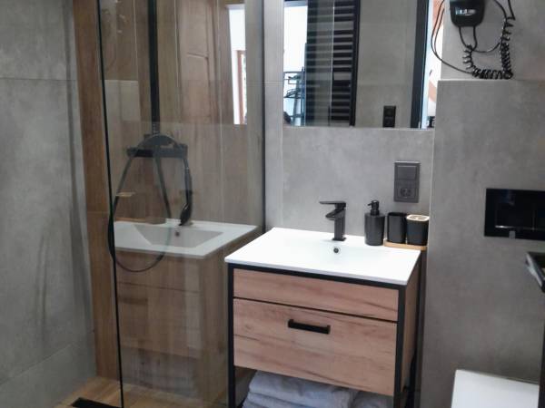 Nad Koroną z Jacuzzi domki i pokoje