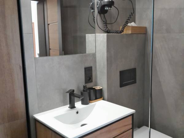 Nad Koroną z Jacuzzi domki i pokoje