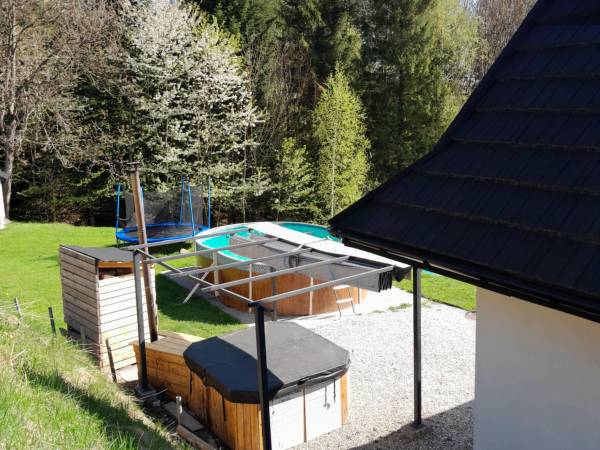 Nad Koroną z Jacuzzi domki i pokoje