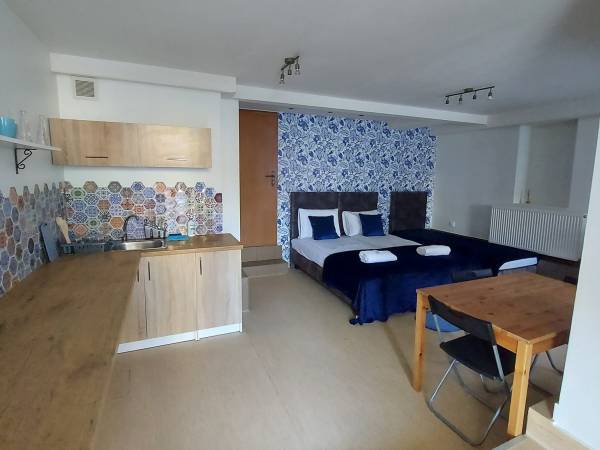 Pokój 4 osobowy z bezpośrednim wejściem z dworu.