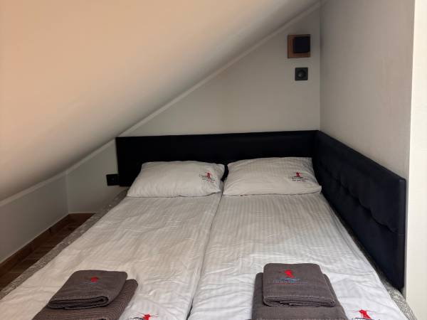 Pokój 301 na poddaszu ze skosami