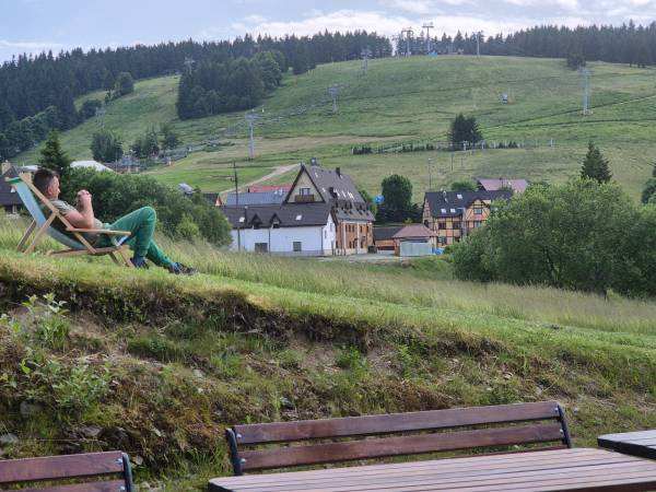 Relaks z widokiem na pasma górskie relaksuje naprawdę