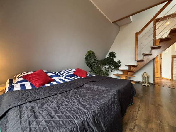 apartament dwupoziomowy z kominkiem