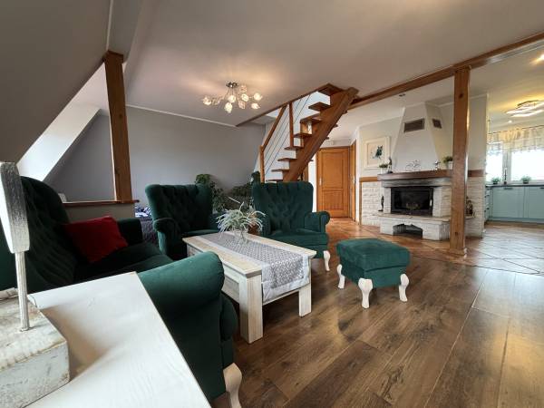 apartament dwupoziomowy z kominkiem