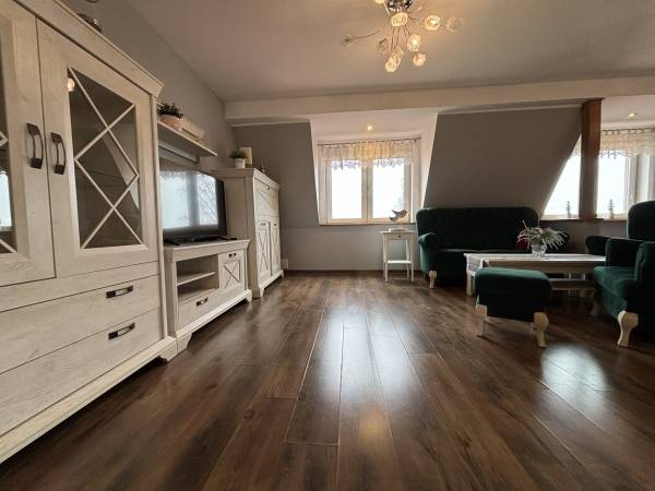 apartament dwupoziomowy z kominkiem