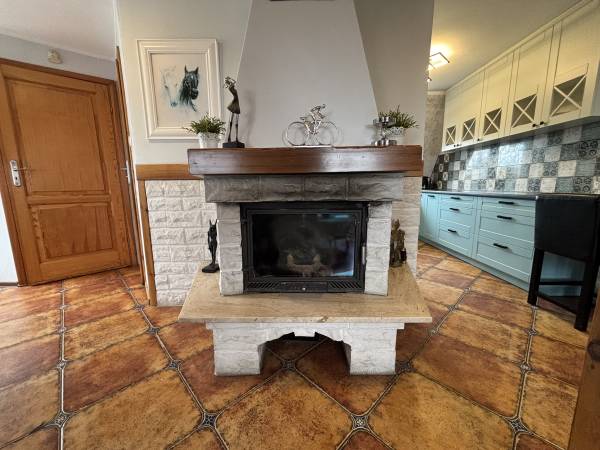 apartament dwupoziomowy z kominkiem