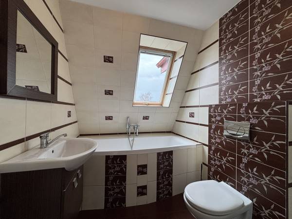 apartament dwupoziomowy z kominkiem