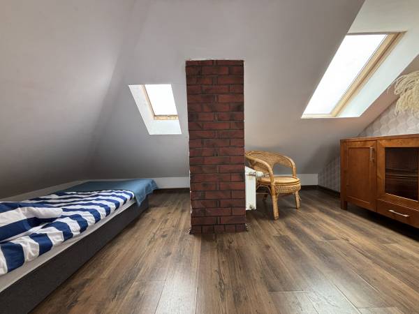 apartament dwupoziomowy z kominkiem