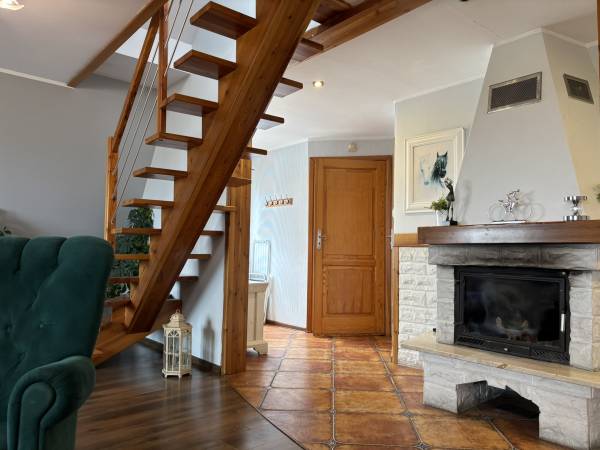 apartament dwupoziomowy z kominkiem