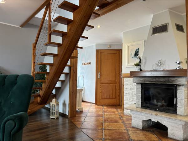 apartament dwupoziomowy z kominkiem