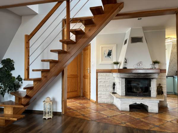 apartament dwupoziomowy z kominkiem