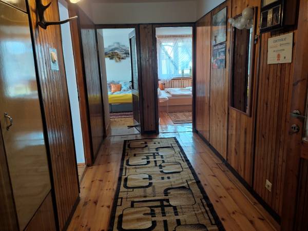 Wynajmuje 3 pok to są wejścia do pokoi i aneksu kuchennego 