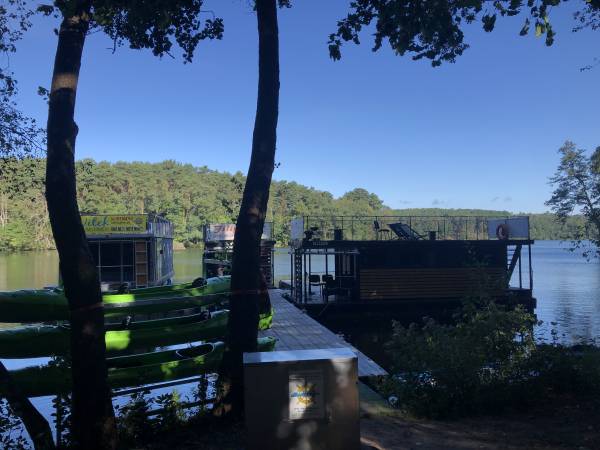 PŁYWAJĄCE DOMY NA WODZIE