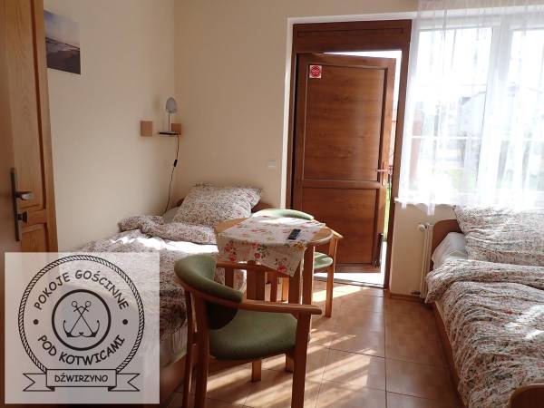 Pokój nr 3 dla 2 osób, z łazienką, mini aneksem kuchennym, na parterze z wejściem prosto z ogródka