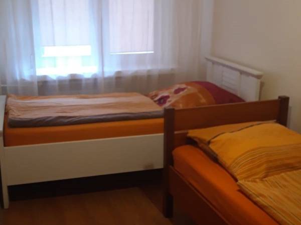 Sypialnia, łóżka z materacami