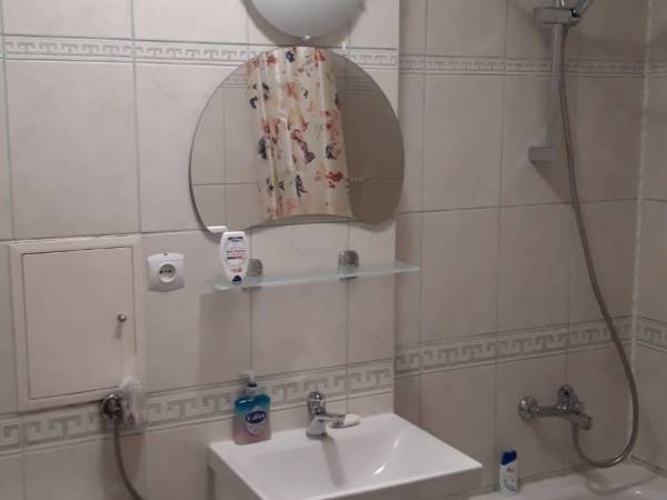 Łazienka (prysznic i wanna) w mieszkaniu 2 pokojowym