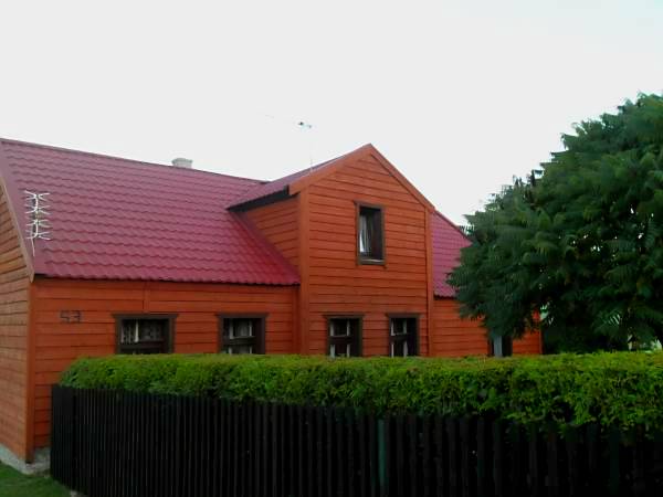 Wjazd na posesje na której znajduja sie pokoje gościnne