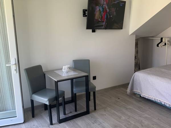 Pokój nr 4 z łazienka i aneksem