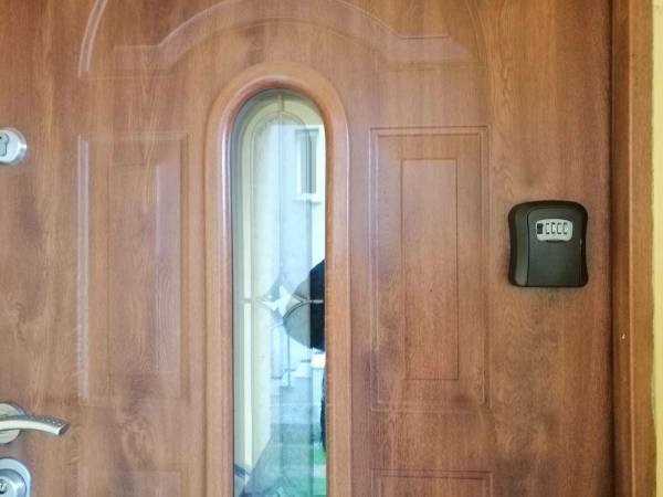 dzwi i skrzynka zkluczem