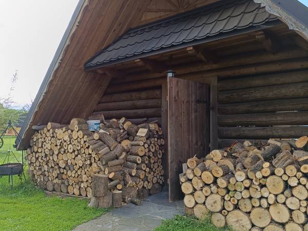 szałas z drewnem