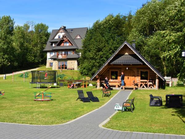 ogród, szłas i w oddali Willa Zielona Polana