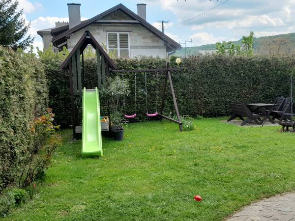 plac zabaw - zjeżdżalnia , huśtawki , piaskownica z zabawkami 