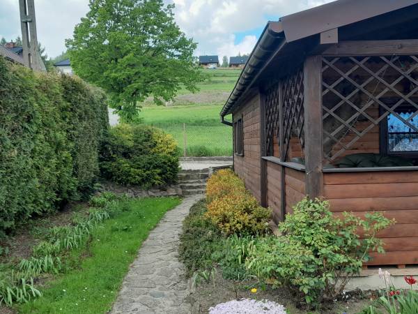 ścieżka od bramy i miejsca parkin gowego na dwa samochody