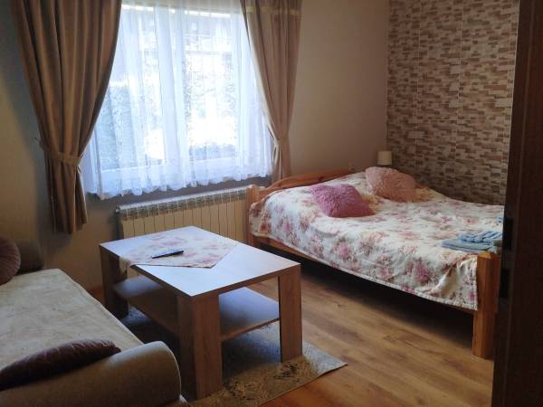 Pokój nr 1 z łazienką lubiany przez seniorów no położony na parterze 