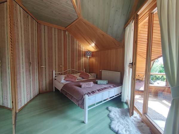 Sypialnia z wyjściem na balkon 