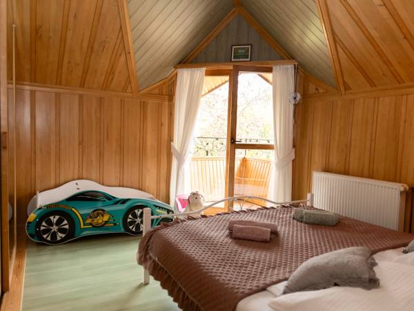 Sypialnia z dzieckiem z wyjściem na balkon 