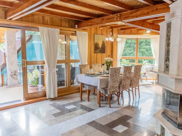 Jadalnia z wyjściem na taras 