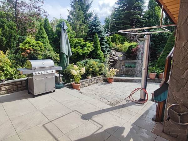 Grill gazowy przy basenie i prysznicu