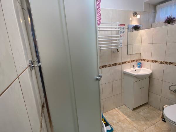 Łazienka pokoju z tarasem.