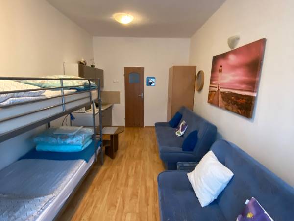 Pokój z bezpośrednim wyjściem na parterowy taras.