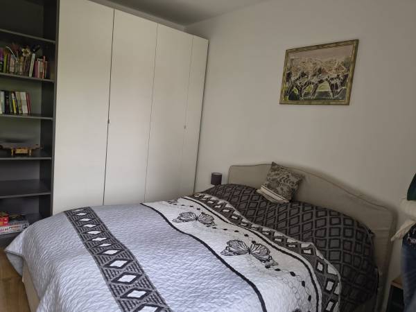 Duża sypialnia z szafą