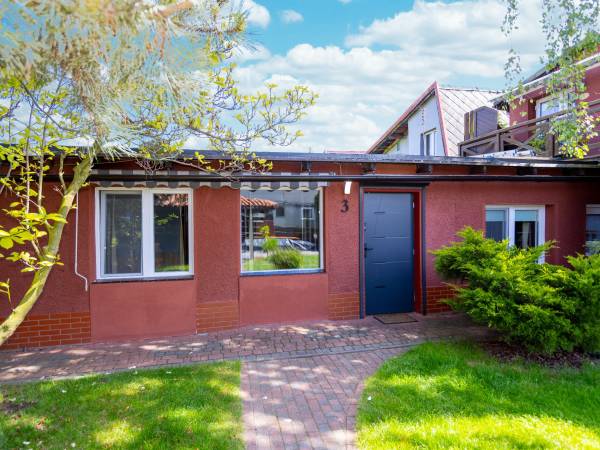 z zewnątrz w ogrodzie